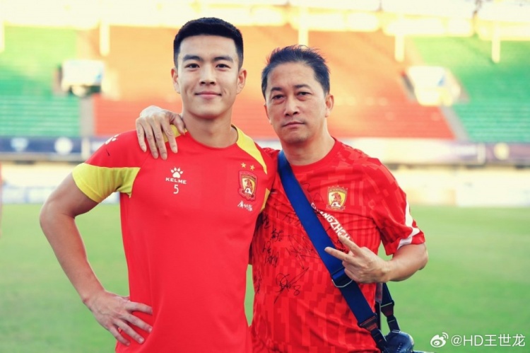 王世龍悼念廣州隊攝影師：每次都帶著笑容喊我龍龍，一路走好毛哥